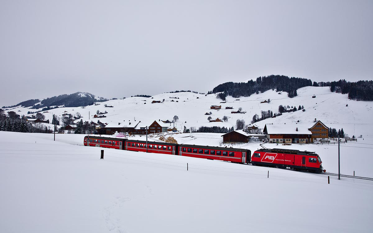 Die Ge 4/4 1 der AB fährt in Appenzell mit der S23 nach Wasserauen vorbei.Bild vom 10.12017