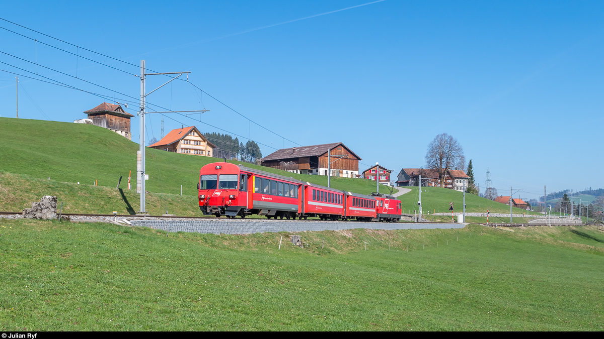 Die Ge 4/4 1 der Appenzeller Bahnen schiebt am 27. März 2017 zwischen Waldstatt und Zürchersmühle einen Pendelzug in Richtung Wasserauen.