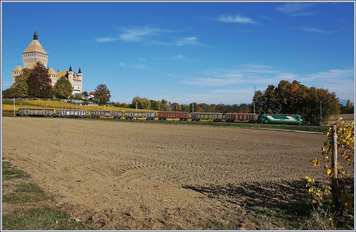 Die Ge 4/4 22 fährt vor der Kulisse des Château de Vufflens mit ihren nun beladenen sieben Eaos nach Morges.
17. Okt. 2017