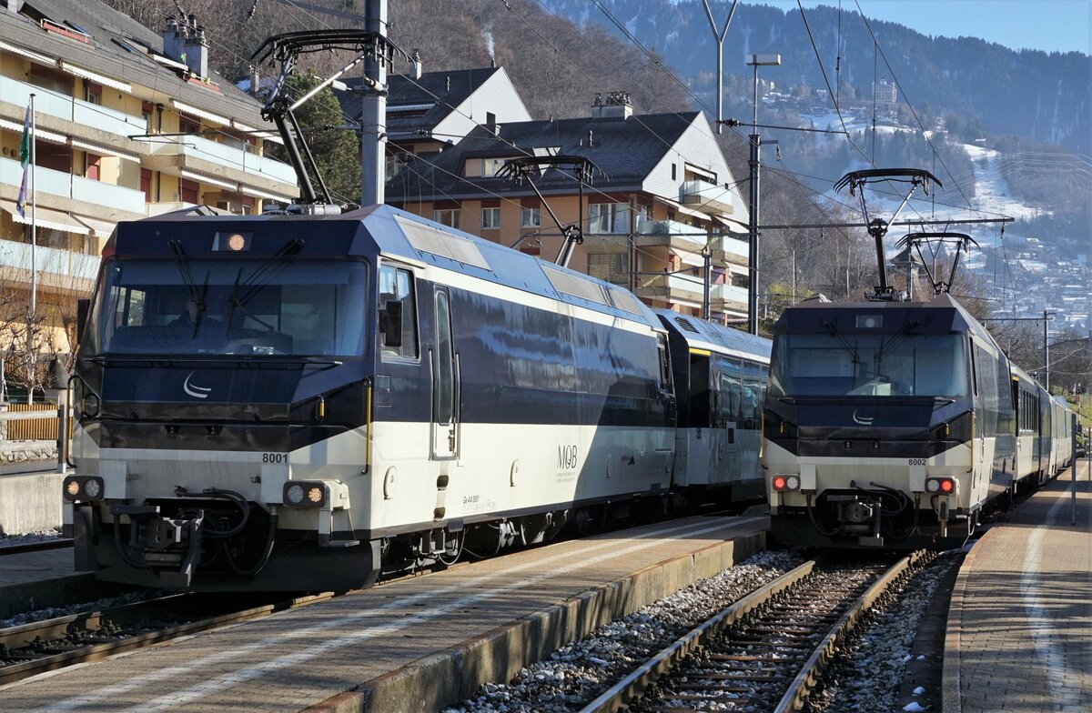 Die Ge 4/4 8001 und Ge 4/4 8002 der  Montreux.Oberland-Bernois-Bahn (MOB), anlässlich einer Begegnung in Chernex am 17. Januar 2022.
Foto: Walter Ruetsch