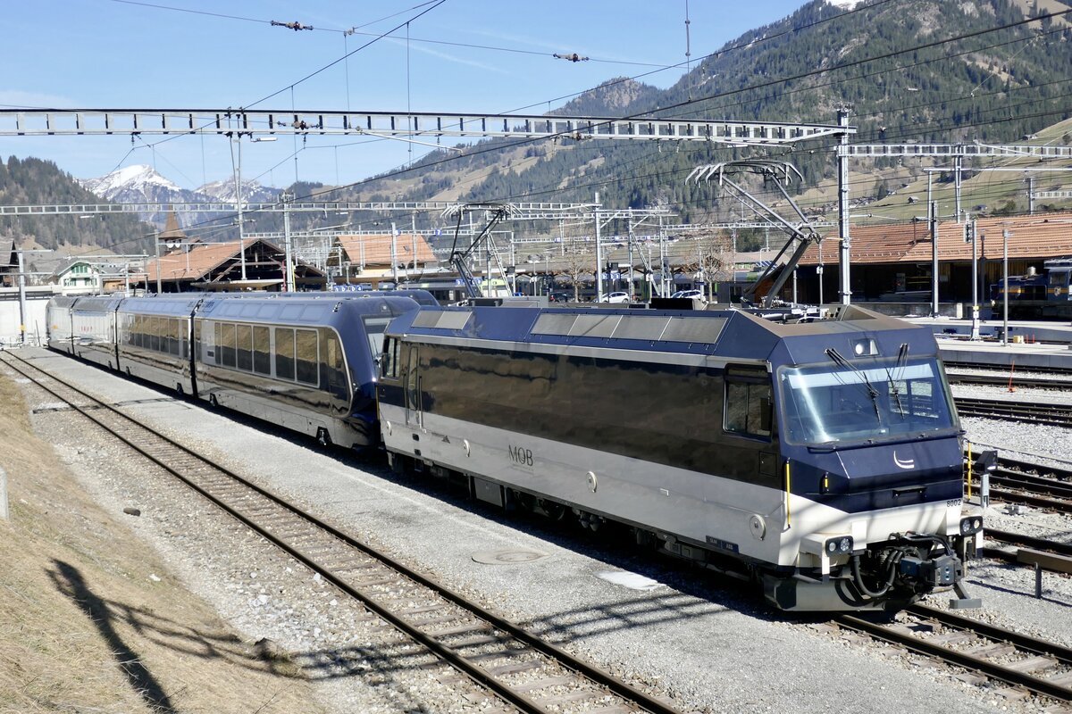 Die Ge 4/4 8002 der MOB mit einer GPX Komp am 19.2.23 beim Bahnhof Zweisimmen abgestellt.