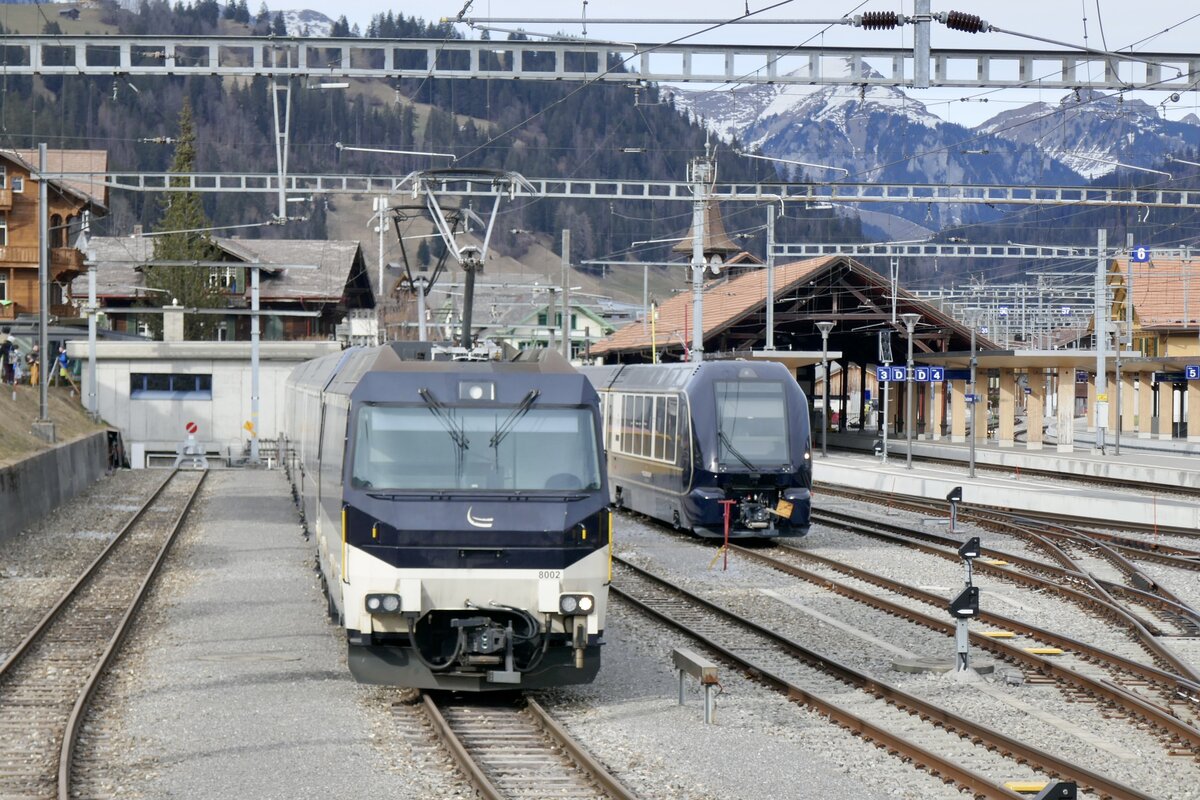 Die Ge 4/4 8002 der MOB mit einer GPX Komp und ein weitere GPX Komp am 19.2.23 beim Bahnhof Zweisimmen abgestellt.