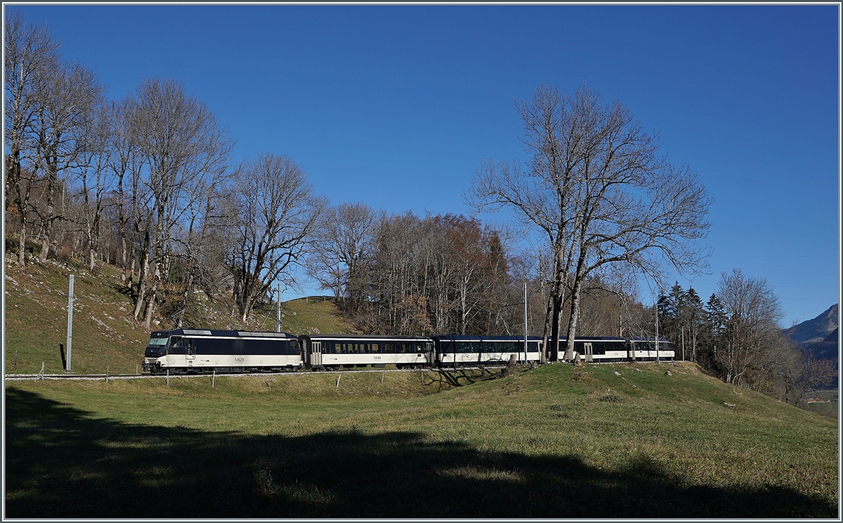 Die Ge 4/4 8004 schiebt zwischen Montbovon und Les Sciernes ihre MOB Panoramic PE 2115 nach Montreux bergauf. 

26.3 November 2020