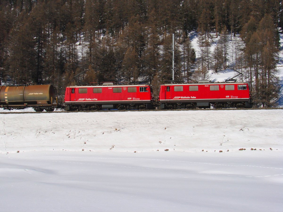 Die Ge 4/4 I 601 und Ge 4/4 I 609 mit ein Guterzug aus Samedan nach Landquart. Bever, 30-01-2007