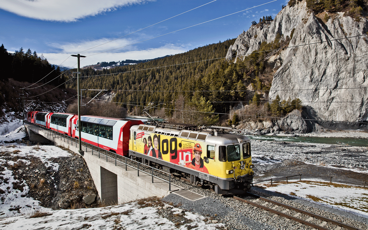 Die Ge 4/4 II 611 fährt mit einem GEX durch die Rheinschlucht.Bild vom 22.2.2017