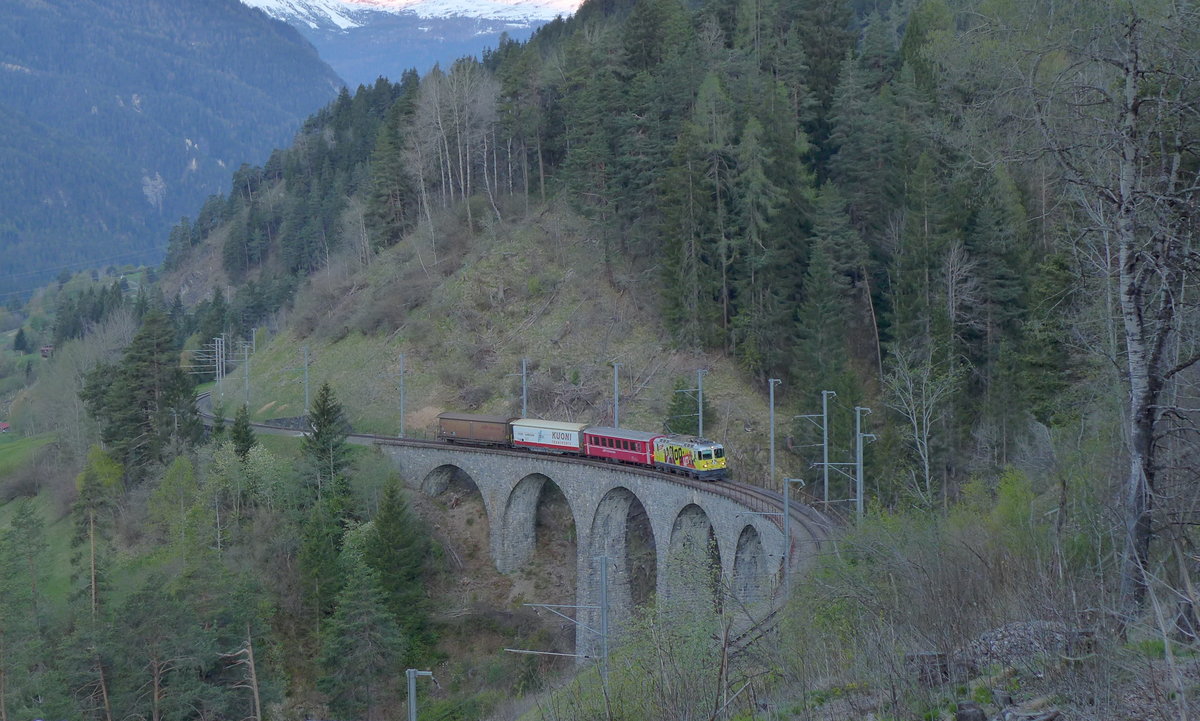 Die Ge 4/4 II 611  Landquart  war die erste lok dieser Serie mit einer Werbelackierung. Hier befährt sie mit dem R 4109 (Chur - Samedan) das Schmittentobelviadukt, bevor sie dann das Landwasserviadukt befährt.
(06. Mai 2016)
