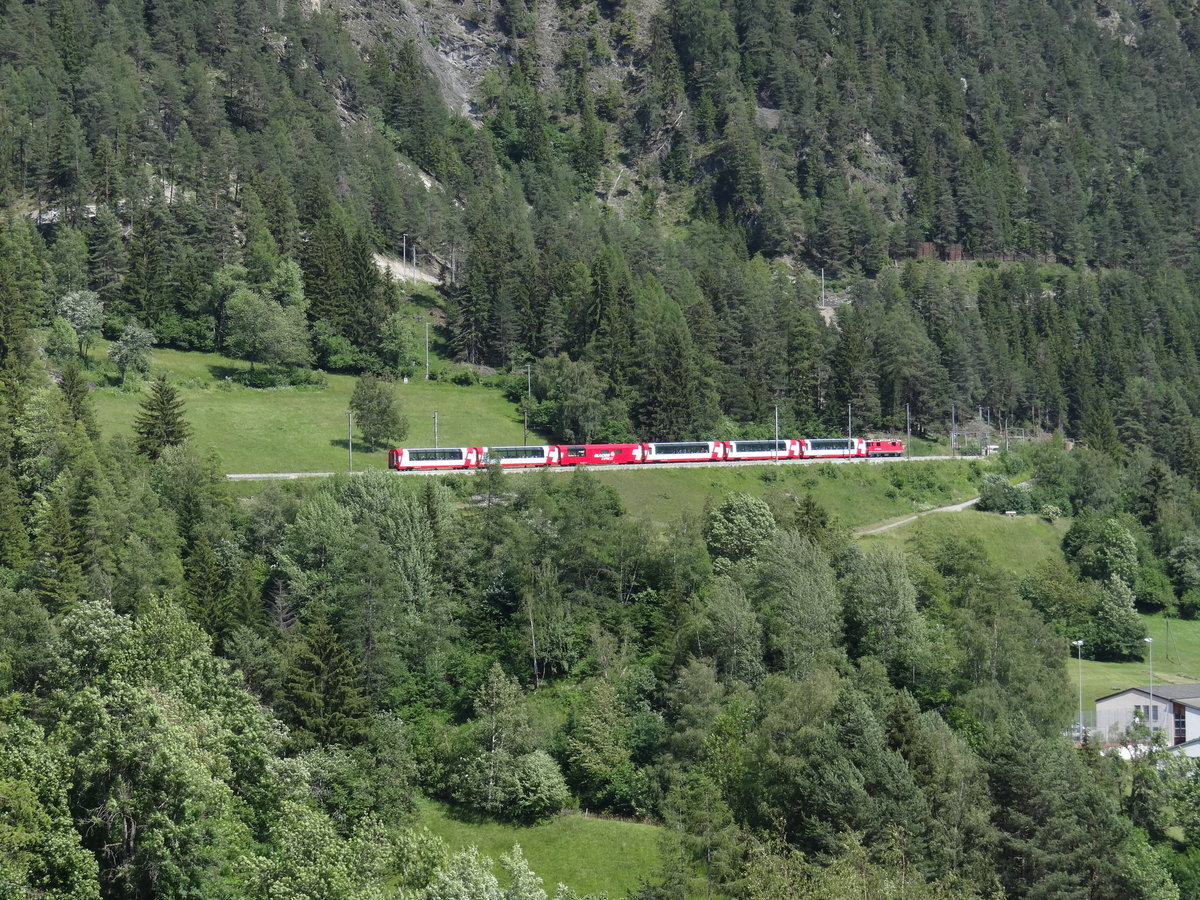 Die Ge 4/4 II 614 mit ein  Glacier-Express  nach Sankt Moritz, hier über Filisur - 19/06/2018