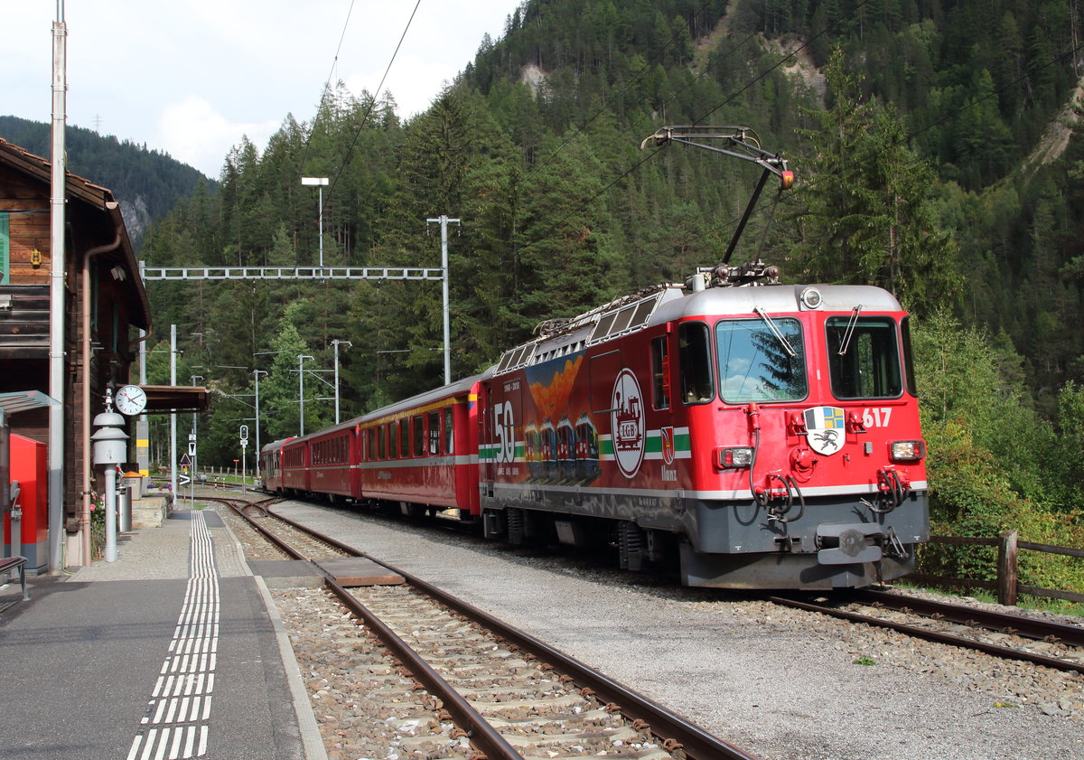 Die Ge 4/4 II 617  Ilanz  mit LGB-Werbung bei der Ausfahrt aus dem Bahnhof Davos-Wiesen.

Davos Wiesen, 18. September 2018 