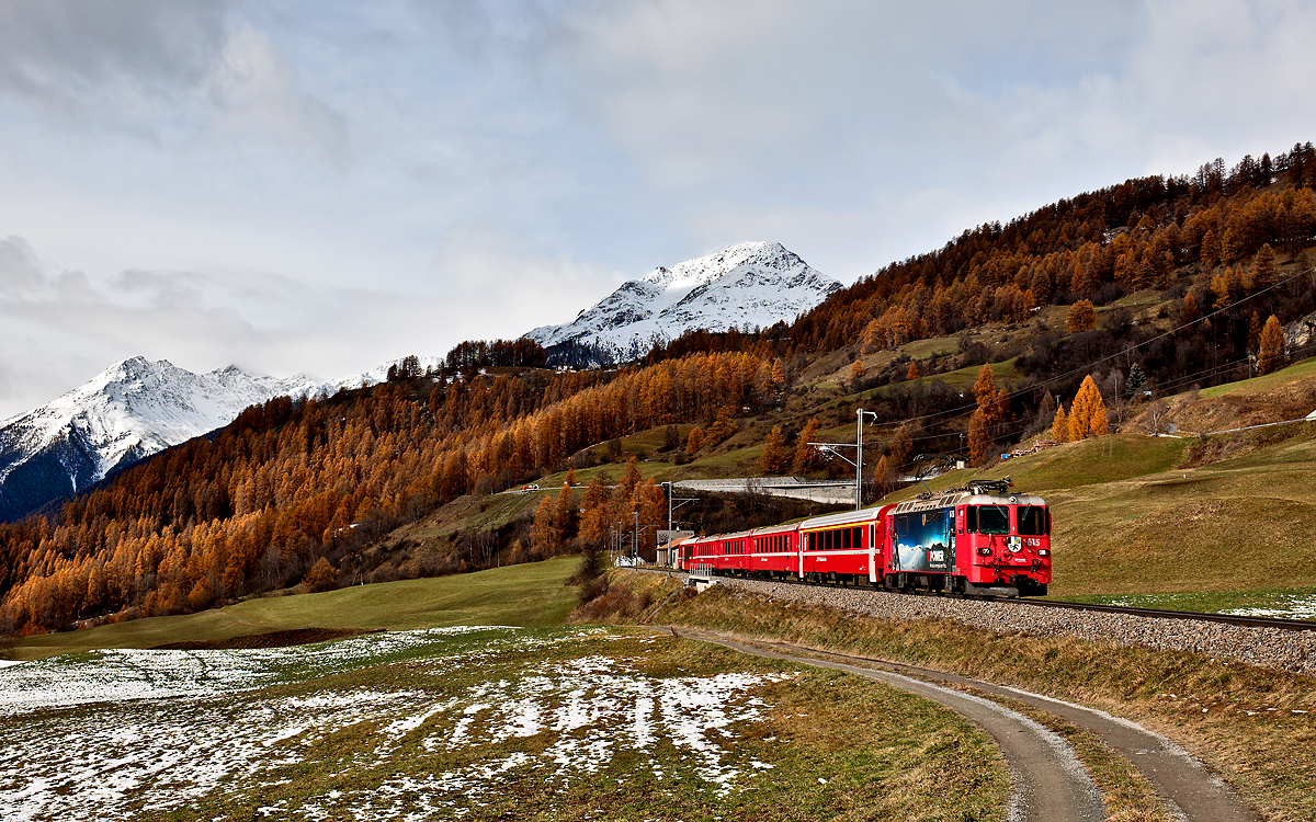 Die Ge 4/4 II 619 fährt mit einem Re nach Scoul bei Ardez vorüber.Bild 11.11.2017