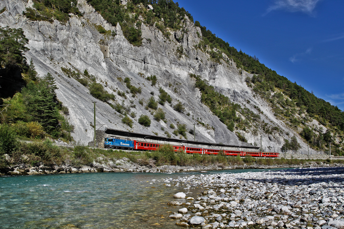 Die Ge 4/4 II 619  Samedan  fährt in der Vorderrheinschlucht in Trin mit einem Re von Chur nach Disentis vorüber.Bild vom 29.9.2016