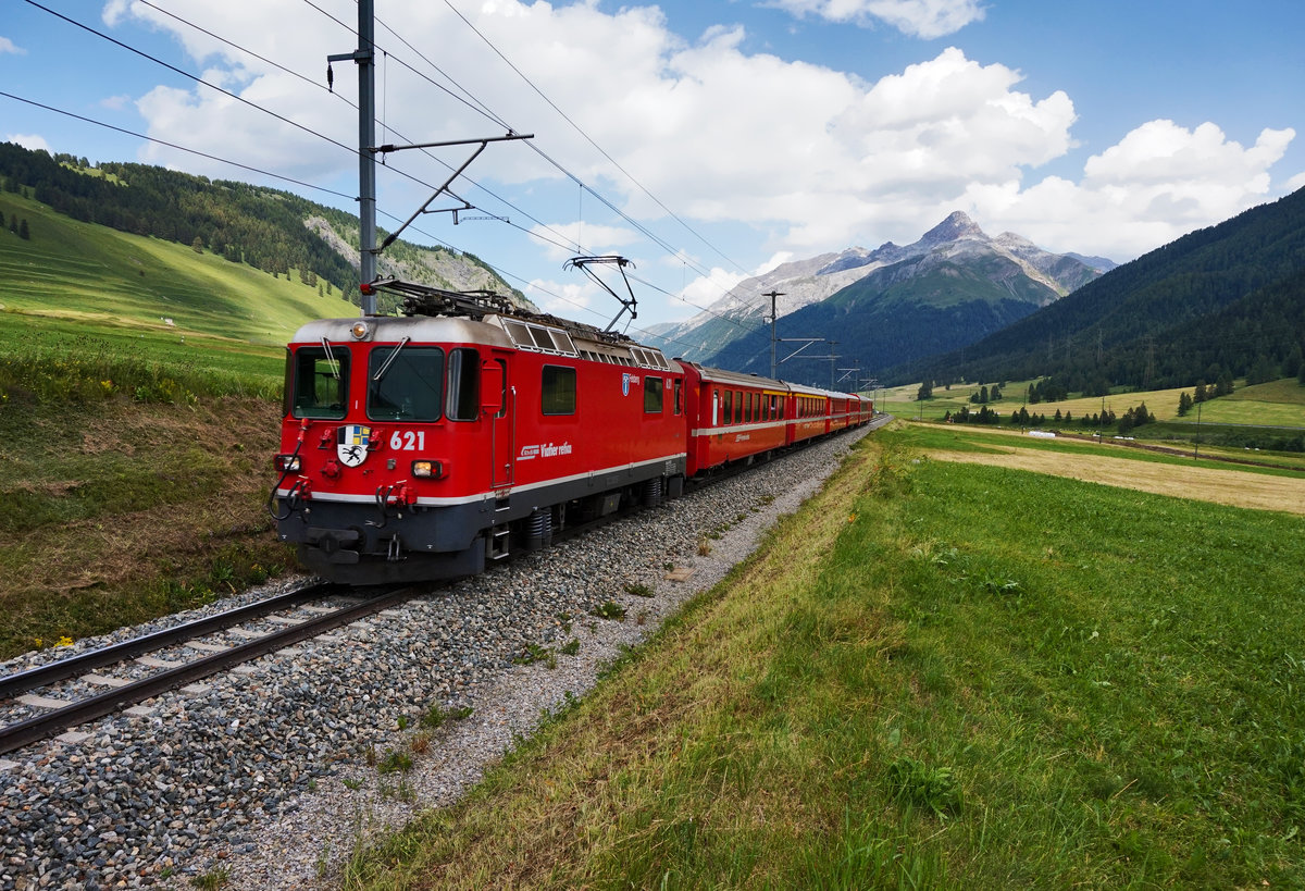 Die Ge 4/4 II 621 ist mit dem RE 1343 (Landquart - Klosters Platz - St. Moritz), kurz vor Zuoz unterwegs.
Aufgenommen am 21.7.2016.