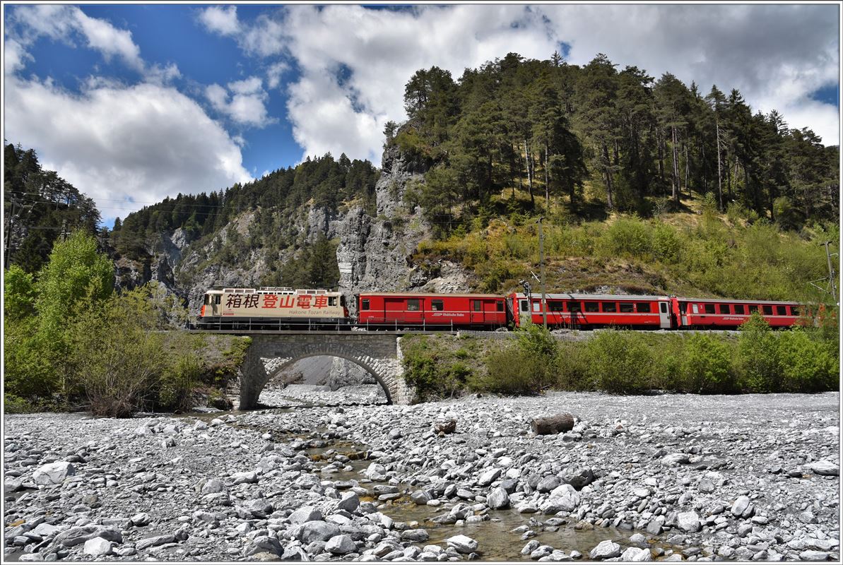 Die Ge 4/4 II 622  Arosa  weist auf die japanische Schwesterbahn Hakone Tozan Railway hin und ist ein beliebtes Fotoobjekt japanischer Touristen. (09.05.2017)