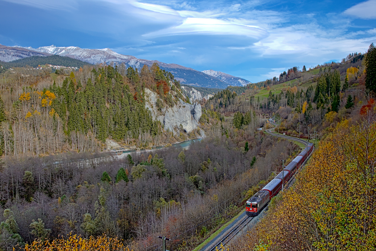 Die Ge 4/4 II 622  Arosa  verläst gleich mit dem Re von Chur nach Disentis die Rheinschlucht.Bild bri Castrisch den 3.11.2015