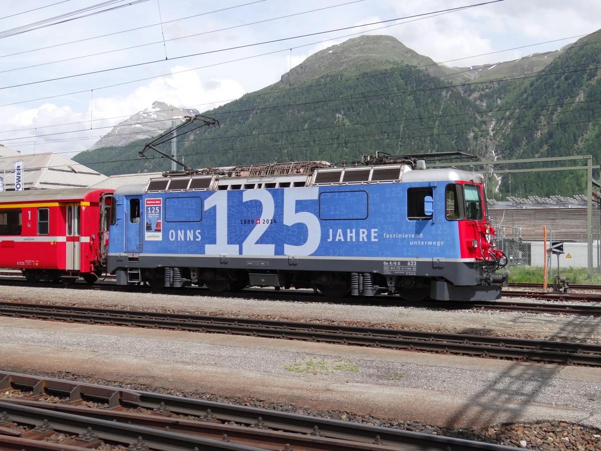 Die Ge 4/4 II 623 mit werbung  125 ONNS - 125 JAHRE  - Bf. Bever - 23/06/2014