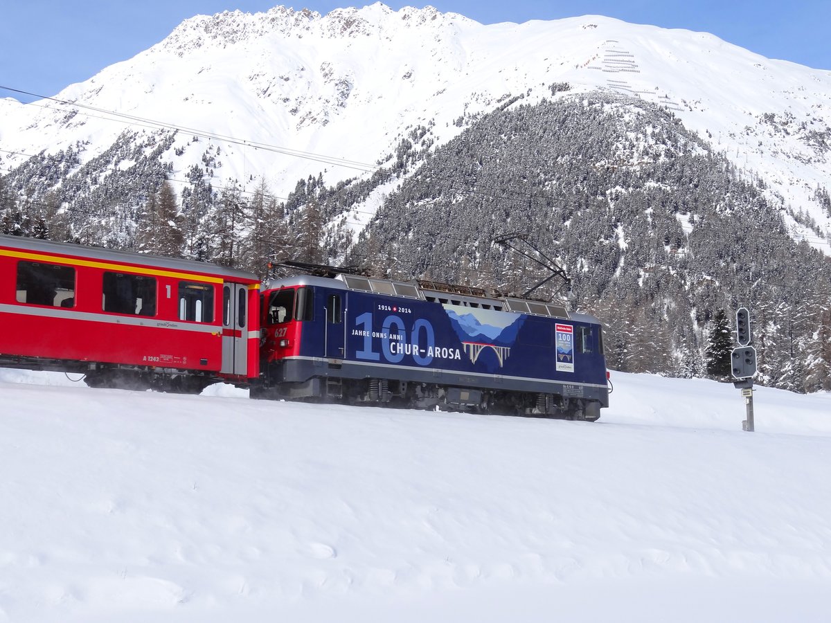 Die Ge 4/4 II 627 fahrt mit ein Regio-Zug von Pontresina nach Scuol-Tarasp. Bever - 28-01-2015