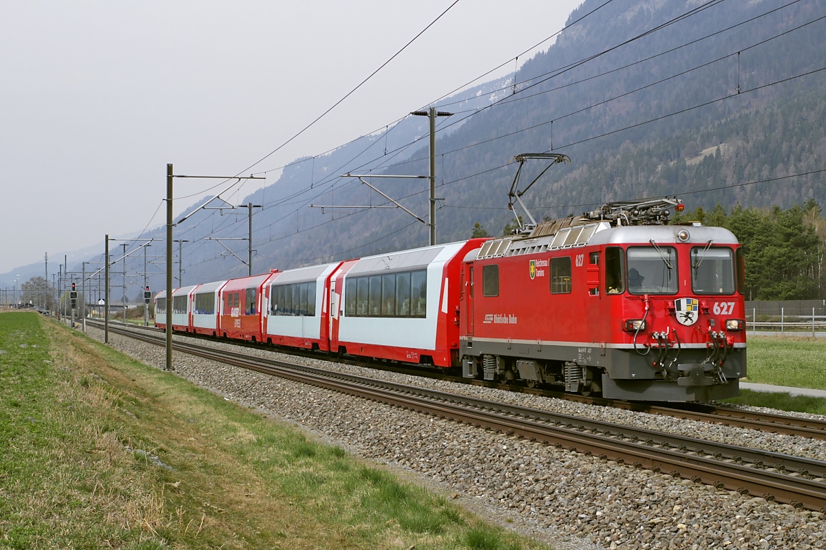 Die Ge 4/4 II 627 zieht am 29.03.2022 den Glacier-Express in Richtung Chur