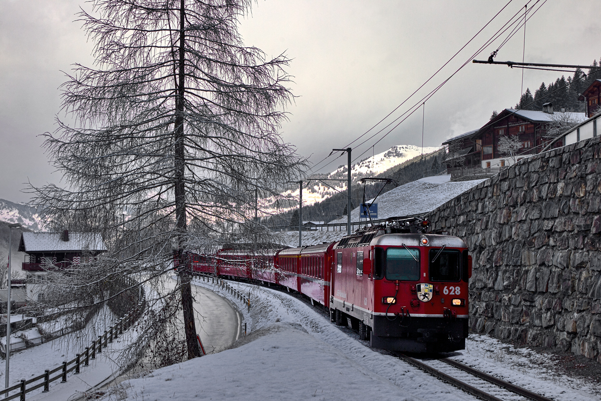 Die Ge 4/4 II 628 fährt mit einem Re von Landquart nach Davos Platz in Mezzaselva vorüber .Bild vom 4.1.2016