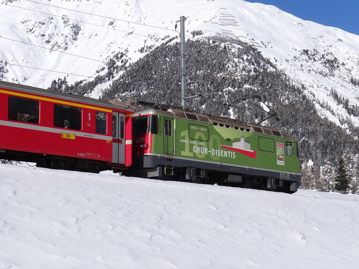 Die Ge 4/4 II 630 fahrt mit ein Regio-Zug von Pontresina nach Scuol-Tarasp. Bever - 26-01-2015