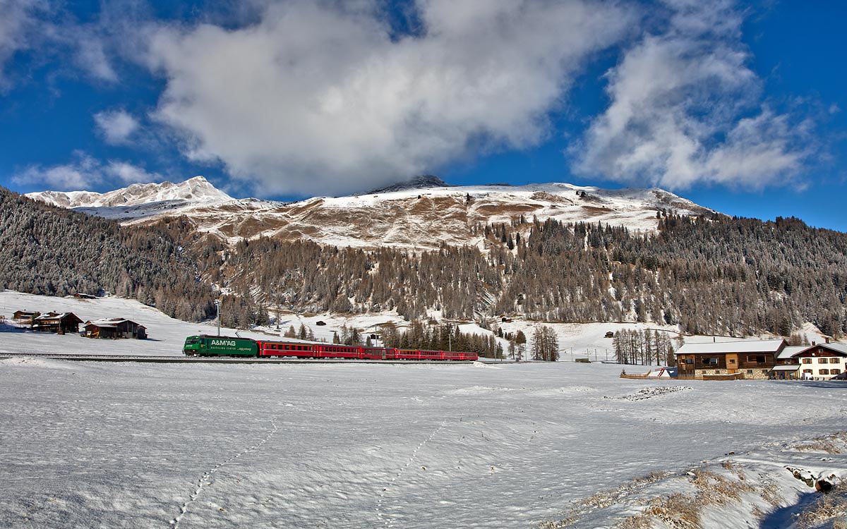 Die Ge 4/4 III 647 fährt mit einem Re aus Landquart nach Davos Platz in Davos Wolfgang vorüber.Bild vom 3.1.2017