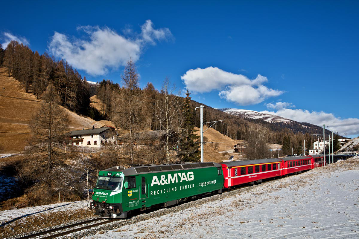 Die Ge 4/4 III 647  Grüsch  fährt in Spinas mit einem R von Davos Platz nach Filisur vorüber.Bild vom 3.1.2017
