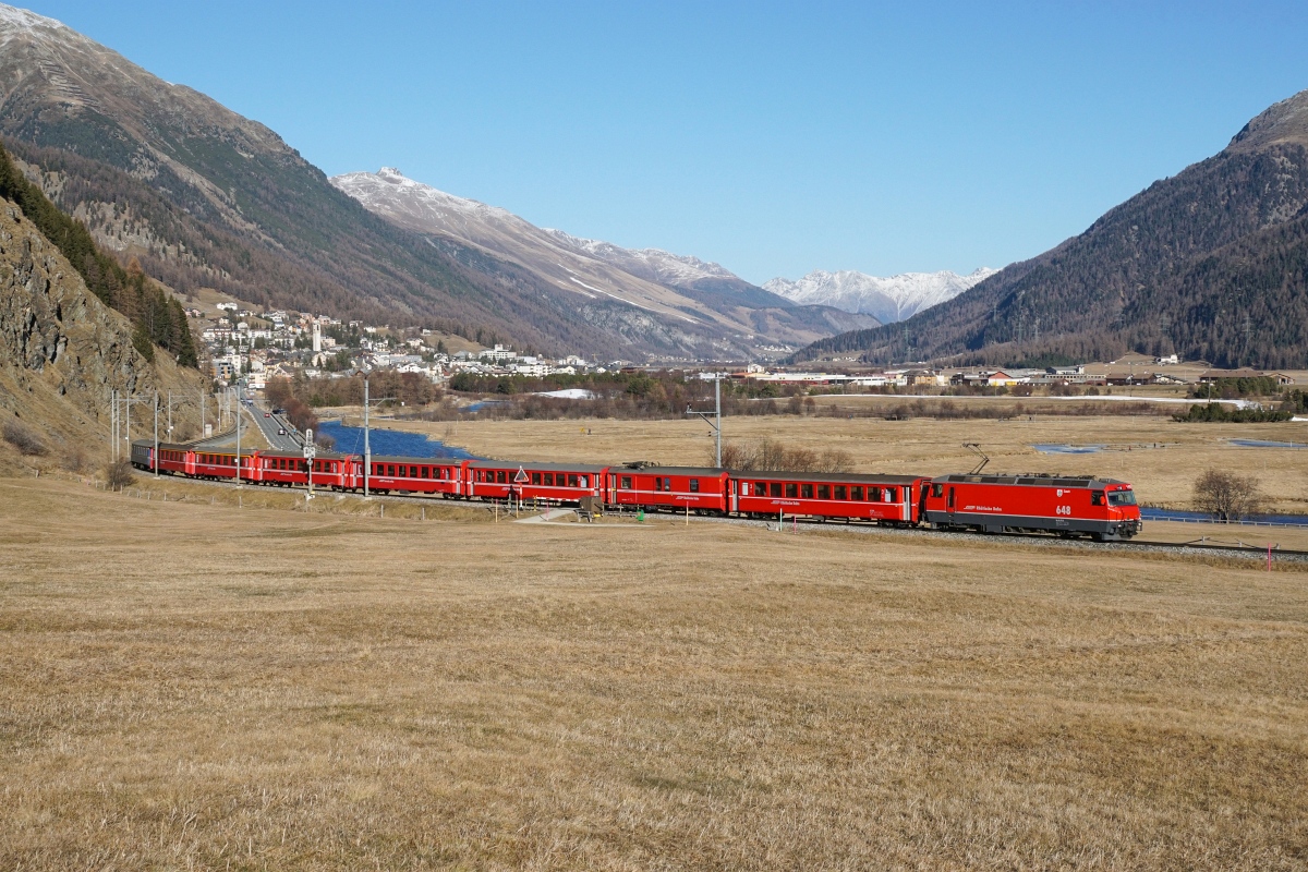 Die Ge 4/4 III 648 trägt das meiner Meinung nach schönste Werbekleid, nämlich gar keines. Sie präsentiert sich in wunderschönem RhB-rot. Ich konnte die Lok am 06.12.2015 bei Celerina ablichten.