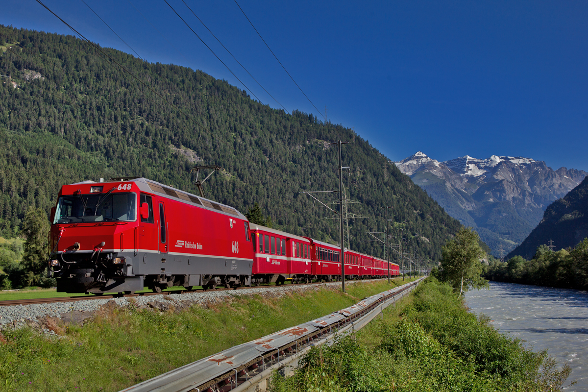Die Ge 4/4 III 648 fährt bei Realta mit einem Re aus Chur nach St.Moritz bei Realta vorüber.Bild vom 22.6.2016
