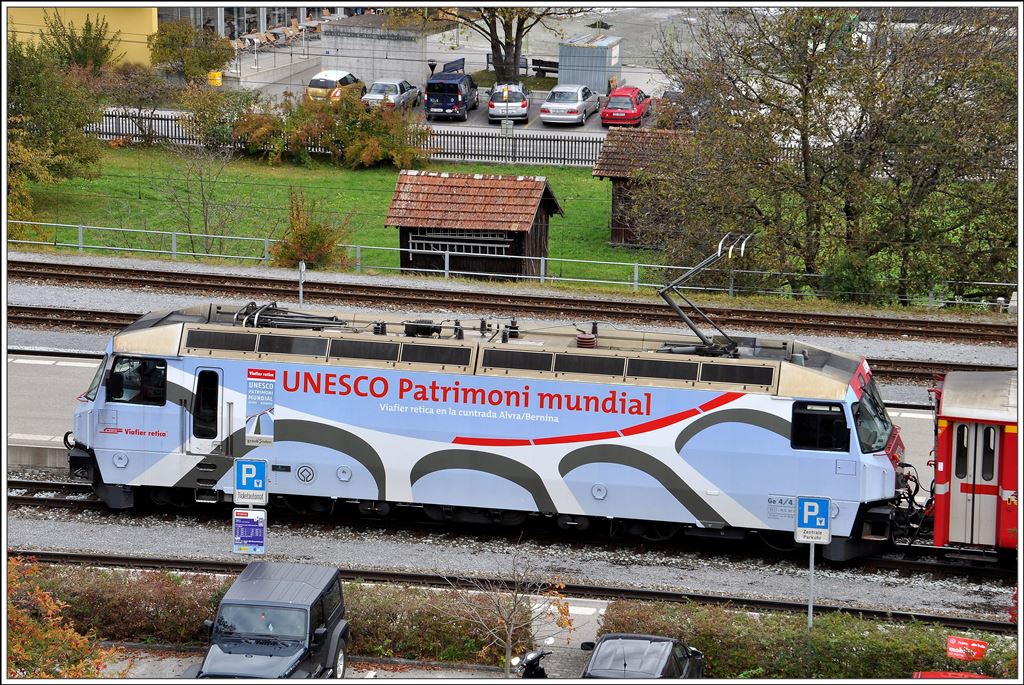 Die Ge 4/4 III 650  Seewis  beansprucht zwei Parkfelder am Bahnhof Thusis :-) (30.10.2014)