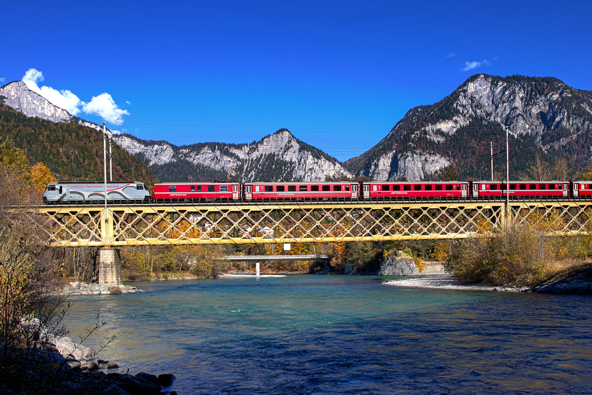 Die Ge 4/4 III 650  Seewis im Prättigau  fährt mie einem RE über die Eisenbahnbrücke in Reichenau.Bild vom 6.11.2015