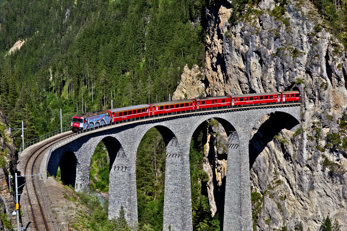 Die Ge 4/4 III 650 fährt mit einem Re aus St.Moritz über  Ihre  Brücke.Bild vom 23.6.2016