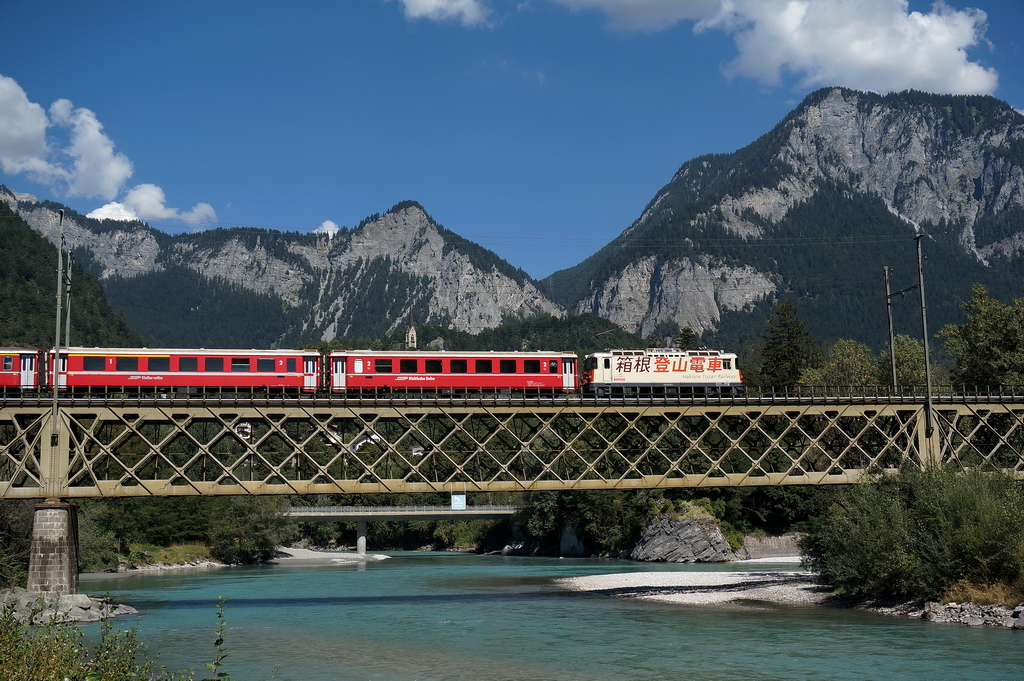 Die Ge 4/4 III 651  Hakon  zieht den RE1136 nach Chur, kurz vor dem Bhf. Reichenau-Tamins. Ein schner Blick auf die Hinterrheinbrcke, wo sich Vorder- und Hinterrhein treffen. 5.9.2013