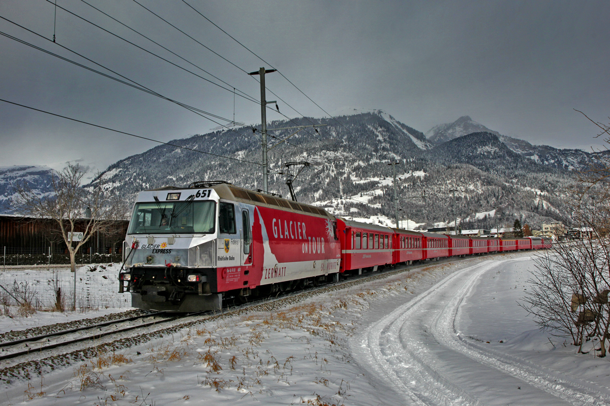 Die Ge 4/4 III 651  Fideris  fährt am Morgen des 19.1.2016 in Bonaduz mit einem Re aus Chur nach St.Moritz vorüber. 