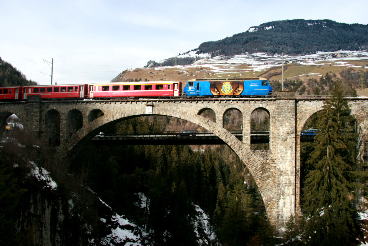 Die Ge 4/4 III 652 überquert die Solisbrücke. Da hab ich mir aber für meine Foto eine blöde Werbung ausgesucht;-) Sorry Fans vom HC Davos;-) 08.12.2014