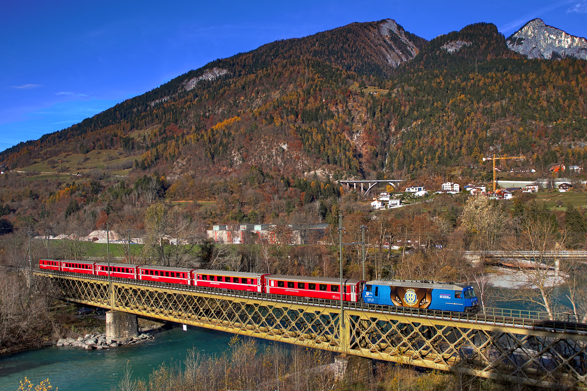 Die Ge 4/4 III 652  HCD  fährt mit einem Re über die Eisenbahnbrücke in Reichenau.Bild vom 19.11.2015