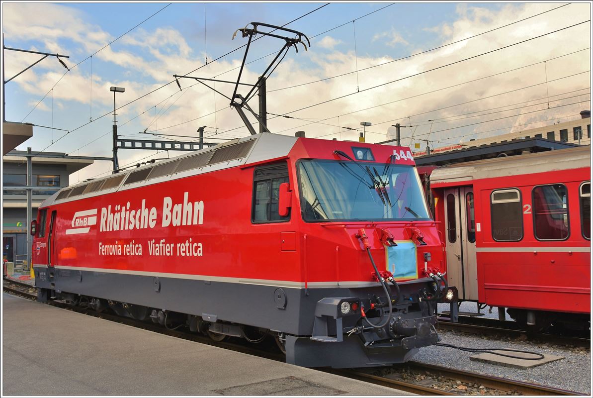 Die Ge 4/4 III erhalten nach einer umfassenden Revision auch auf beiden Stirnseiten ein Bündner Wappen, wie es die übrigen Triebfahrzeuge schon besitzen. Ge 4/4 III 644  Savognin  ist die erste Lok deren Wappen am Gleis 2 in Chur enthüllt wurde. In Anwesenheit von Presse und einigen Schaulustigen entfernten Verwaltungsratspräsident Stefan Engler, der RhB Direktor Renato Fasciati und der technisch Verantwortliche gemeinsam die Abdeckung. (12.12.2016)