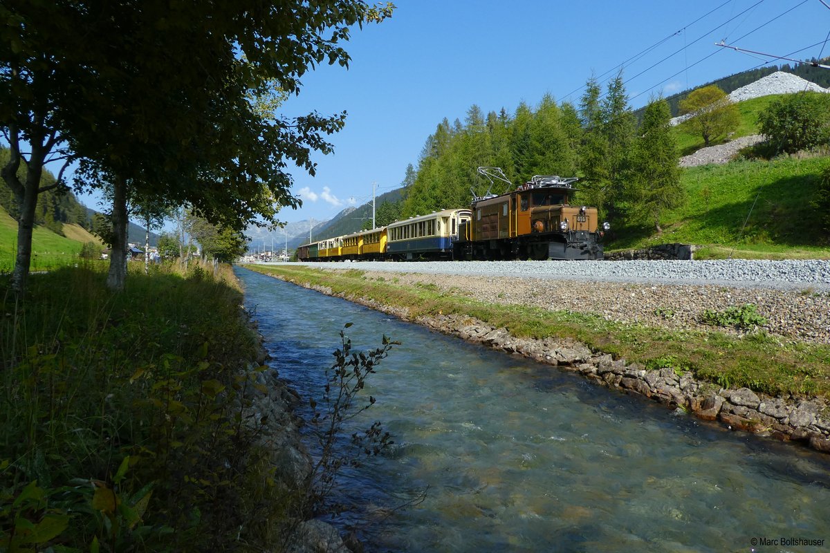 Die Ge 6/6 I 414 fährt mit dem historischen Zug von Davos Platz nach Filisur. Hier zeigt sich der Zug bei Davos Frauenkirch. Davos Frauenkirch, 13.9.2020