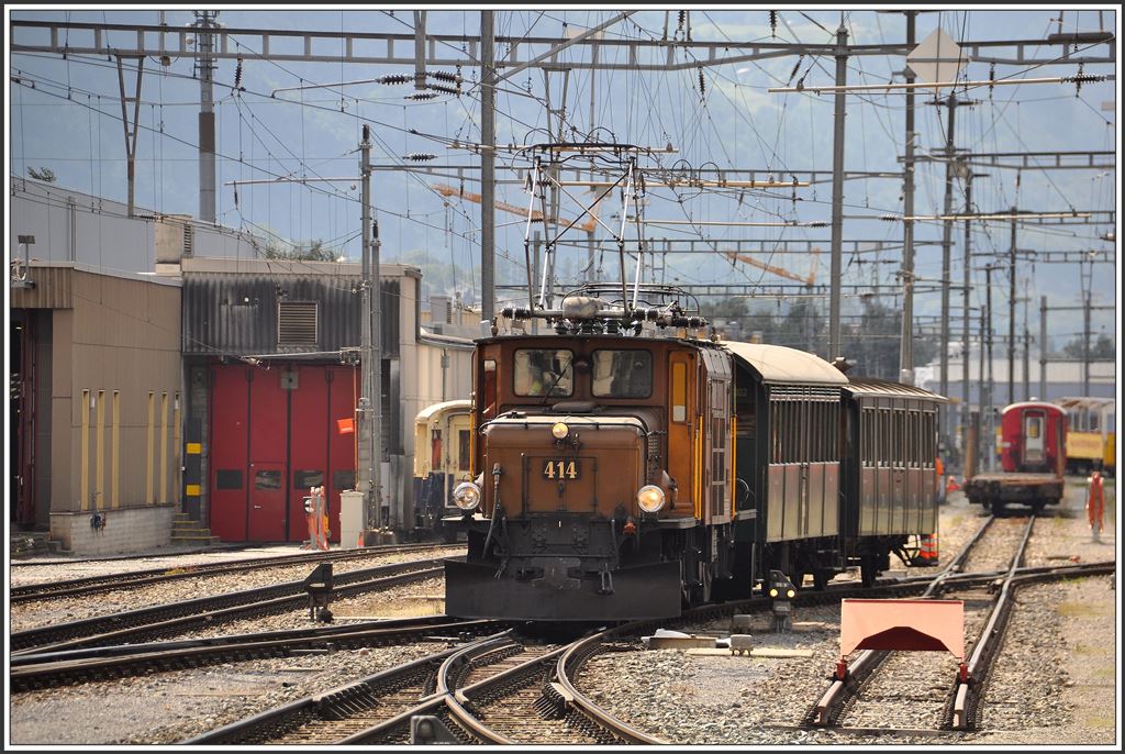 Die Ge 6/6 I 414 bespannt einen Extrazug nach Klosters. (01.09.2015)