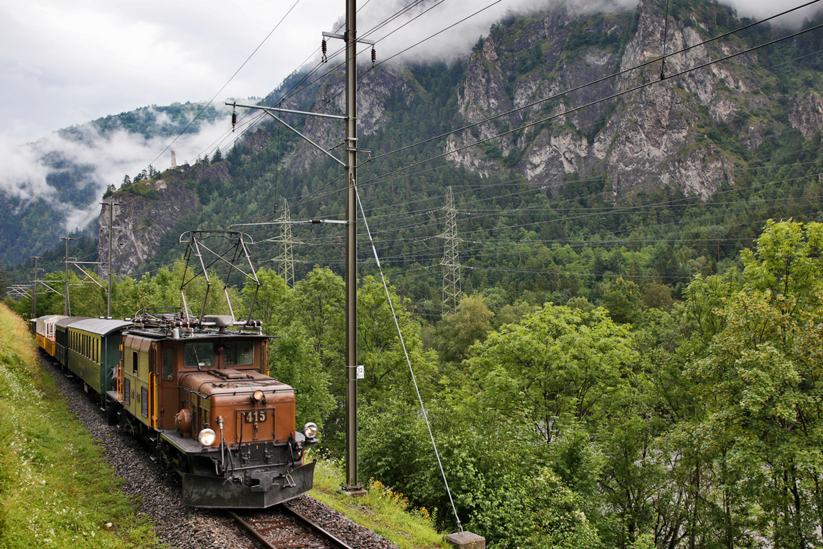 Die Ge 6/6 I 415 fährt in Rothenbrunnen mit dem Albula Erlebnisszug vorüber.Bild vom 31.7.2016