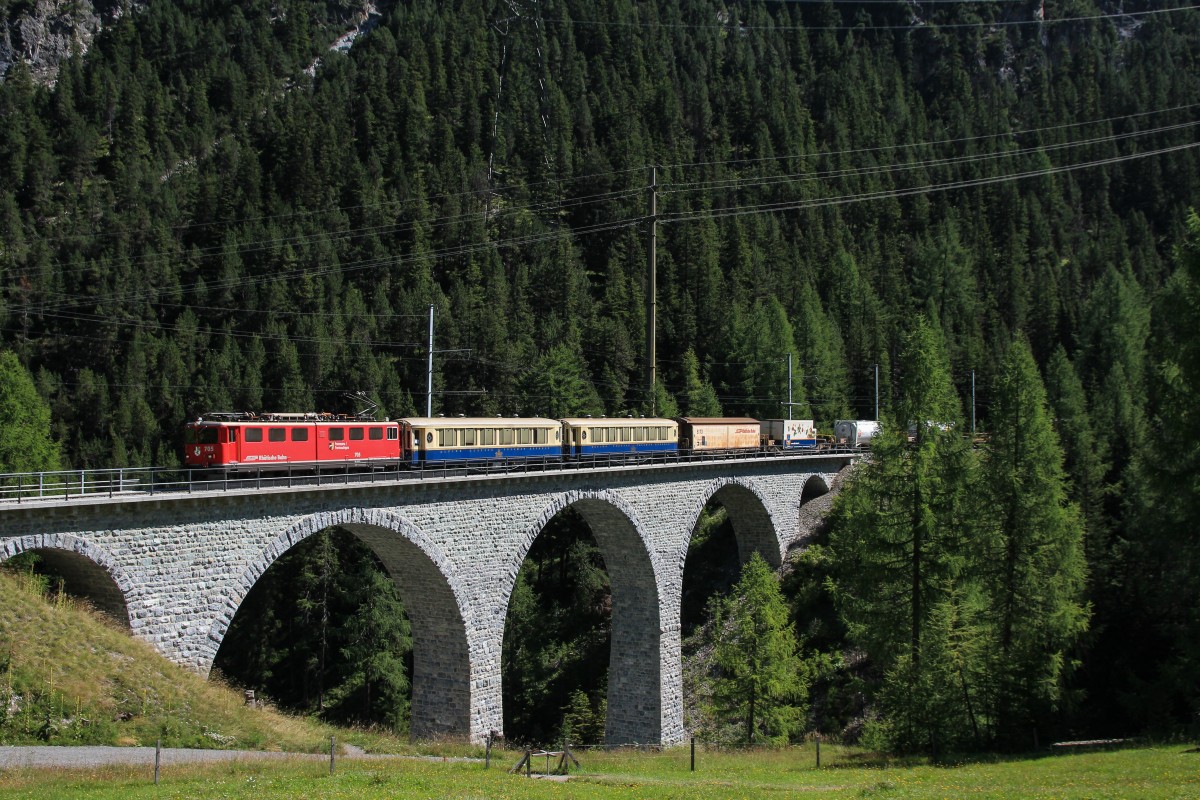 Die Ge 6/6 II 705 mit zwei Personenwagen und mehreren Güterwagen am 18. August 2014 zwischen Preda und Bergün auf dem Albula-Pass.
