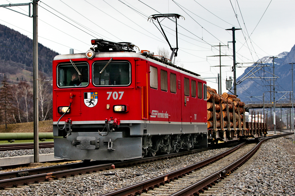 Die Ge 6/6 II 707  Scuol  fährt mit einem kurzen Güterzug bei Zizers vorbei,viele Grüsse zurück an den Lokführer ;O
Bild vom 22.2.2016