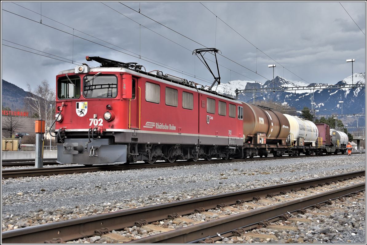 Die Ge 6/6 II sind nach wie vor die Arbeitspferde im rhätischen Güterverkehr. Ge 6/6 II 702  Curia  in Untervaz-Trimmis. (15.03.2018)