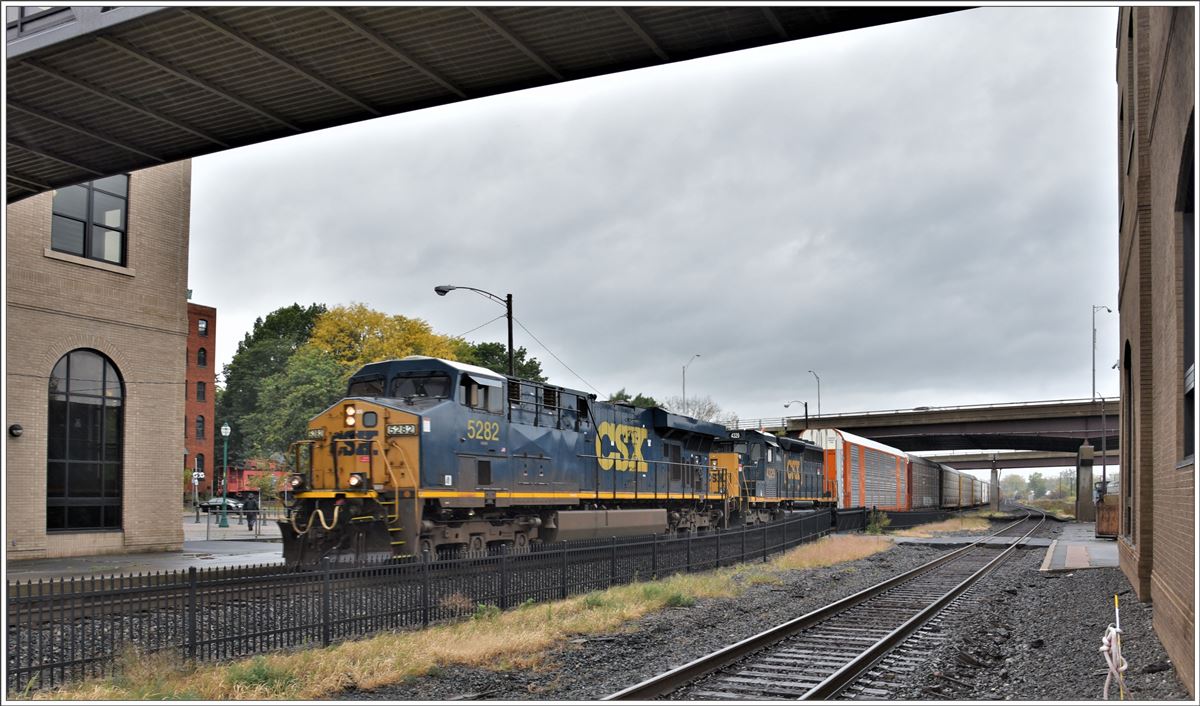 Die GE ES40DC 5282 und EMD SD40-3 4329 ziehen einen Autorack train ostwärts durch Utica. (09.10.2017)