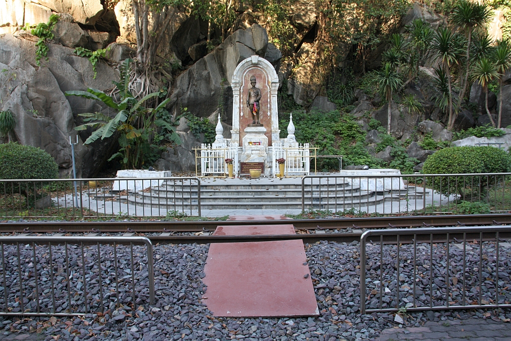 Die Gedenkstätte Pha Sadet Pak erinnert an den Besuch von König Chulalongkorn (Rama V.) und Königin Saovabha Phongsri, als diese 1895 die Eisenbahnlinie Bangkok-Nakhon Ratchasima eröffneten und der König sein thailändisches Monogramm „Chor Por Ror“ (จ.ป.ร.) in die Klippe eingravierte. - Bild vom 03.Dezember 2025.