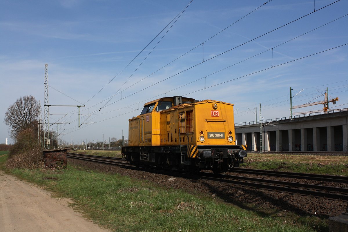 Die Gelbe Gefahr 203 310-8 solo durch Porz-Wahn in richtung Koblenz und weiter.

Porz-Wahn
07.04.2018