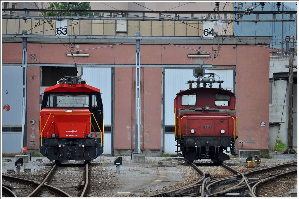 Die Geleise enden vor dem Depot, somit stehen auch die Ee 3/3 16388 und die Ee 922 013-8 ungeschützt im Freien. Chur. (02.10.2014)