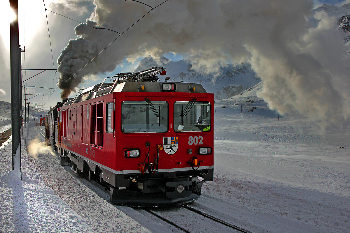 Die Gem 4/4 802 schiebt passaufwärts kurz vor Hospizia Bernina an der Schneeschleuder Xrod d9213.Bild vom 25.1.2015
