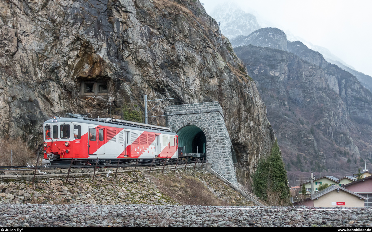 Die Gemeinden Finhaut und Trient können aufgrund eines Erdrutsches seit dem Samstag vor einer Woche auf der Strasse nicht mehr erreicht werden. Lebensmittel und andere Dinge müssen deshalb per Bahn transportiert werden. Auf der MC gibt es sonst keinen regelmässigen Güterverkehr mehr.<br>
Xemh 4/4 6 bringt am 19. Januar 2018 den leeren Flachwagen, mit dem zuvor ein Kleinlaster nach Le Châtelard-Frontière gebracht wurde, zurück nach Vernayaz. Aufgenommen in Vernayaz.