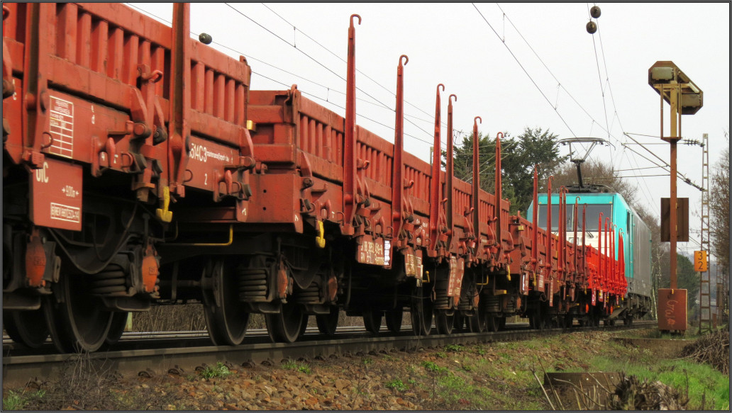 Die Gemmenicher Rampe hinab nach Aachen West bietet hier der Blick auf das Szenario an der Montzenroute unweit von Aachen.Ein Güterzug aus Belgien befährt gerade das Gleis und bremst gleichzeitig die Last ab auf dem Gefälle, kreischender Lärm bleibt da nicht aus. Datiert vom 02.April 2016.