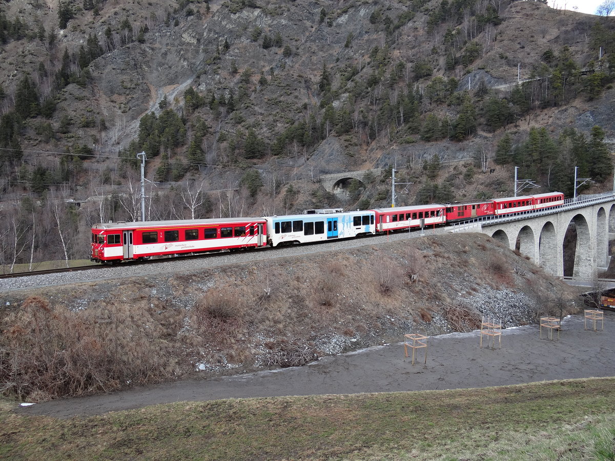 Die Gepäcktriebwagen Deh 4/4 53 (ex-FO) im  sandwich  mit ein Regiozug von Andermatt nach Brig, hier uber die viadukt Grengiols, 01-02-2016