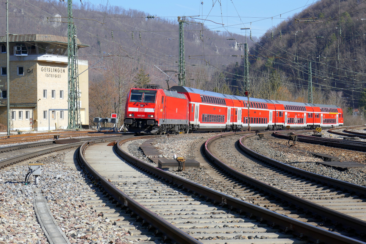 Die gepflegte 146 201 der DB Regio mit ihrem RE Stuttgart - Lindau Reutin hat gerade die von Geislingen West herauf führende Steigung bezwungen. 11. März 2022, 10.44 Uhr, auch hier ist der Standpunkt am Ende des Bahnsteigs zwischen Gleis 2 und Gleis 3 in Geislingen (Steige), also genau da, wo jeder noch stehen darf.