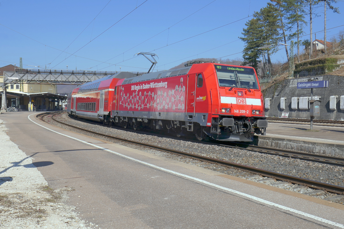 Die gepflegte 146 209 mit ihrer großflächigen Aufschrift  DB Regio in Baden Württemberg  hat mit ihrem RE5 Stuttgart - Lindau gerade den Bahnhof Geislingen an der Steige erreicht. Der Anstieg nach Amstetten bereitet der 5600kW-Lok mit den vier Waggons kein Problem. In den 1970er und 1980er Jahren mußten sich hier die wesentlich leistungsschwächeren Lok der Reihe 111 mit sehr viel schwereren Zügen bewähren. 11. März 2022